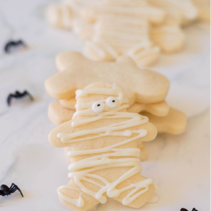 mummy cookies with googly eyes and spiders